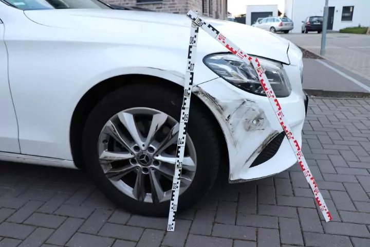 Unfallschaden Auto weißer PKW