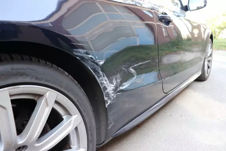 Unfallschaden schwarzer PKW